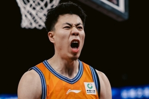 媒体人：足以载入史册的极致小外对飚 张镇麟对上海防守至关重要